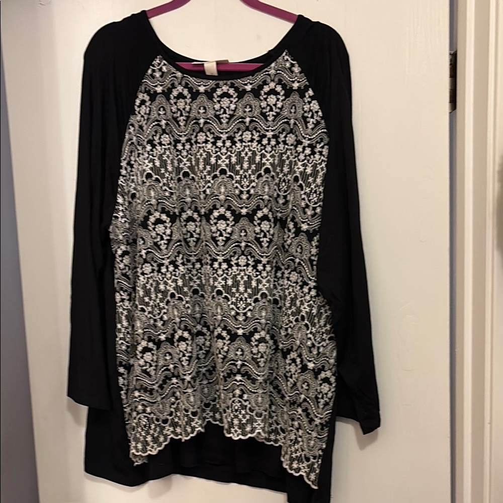 Black & White Lace-Pattern Raglan Long Sleeve Top